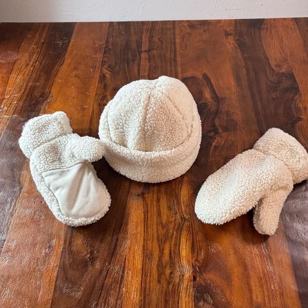 OYSHO Cream White Sherpa Fleece Beanie and Mittens Set Womens Size M Winter Borg